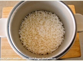 step2: 將白米用電鍋，先直接燉煮成香噴噴的白米飯備用。