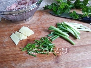 step2: 薑去皮切片 , 蔥切段及切成蔥絲