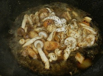 step7: 倒入醃魚剩的酒，然後依照個人喜好調味