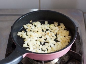 step3: 蒸薯仔的同時，中火燒熱鍋子，下少許油，油熱後下洋蔥炒約 2 分鐘至金黃色及有香味