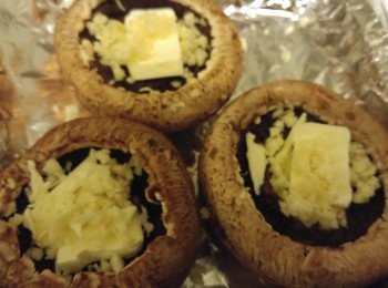 step2: 將焗盆鋪上錫紙,然後將蘑菇加上蒜蓉和牛油焗十分鐘。