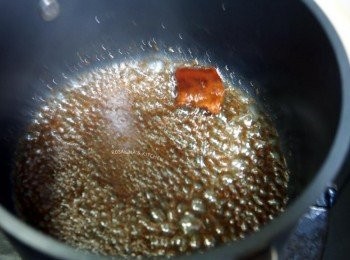 step2: 2.隔壁爐起鍋，入沖繩黑糖，一點點水，煮焦糖。