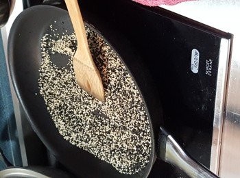 step2: 將黑白芝麻放入白鑊中,炒至乾水芝麻變香.(不停炒至芝麻不痴鑊鏟,芝麻會微彈起就可以)