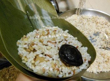 step4: 開始包粽子囉~將2片粽葉疊在一起，摺成漏斗狀，先放入一些米再放入餡料，上面再蓋上一層米，將粽葉摺好，綁上粽繩即可。