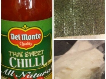 step1: 先將一片圓形腐皮裁剪三張size大過紫菜少少,再用濕布抺乾淨,鋪墊壽司竹席套上膠袋墊底,上放腐皮,紫菜,墨魚膠卷成三卷。唔需封口當你炸的時間會自動緊合。