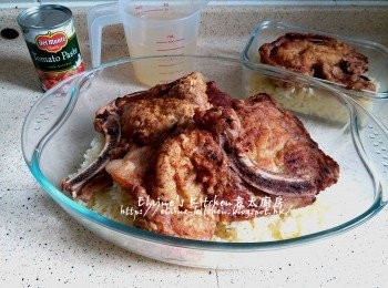 step6: 飯炒至乾身及金黃色後盛起 , 將之前煎好的豬扒放在炒飯上