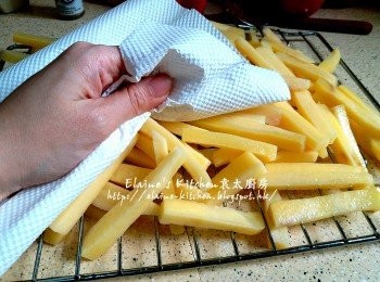 step3: 薯條蒸10分鐘後開蓋靜待10分鐘 , 取出抹乾水份