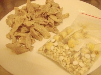 step1: 將買回的豬小腸用筷子翻面ˊ並用米酒確實去腥洗淨 2~3次ˊ然後以熱水川燙後備用 (這是老媽的愛心ˊ特別處理好送來ˊ所以沒有照片)...