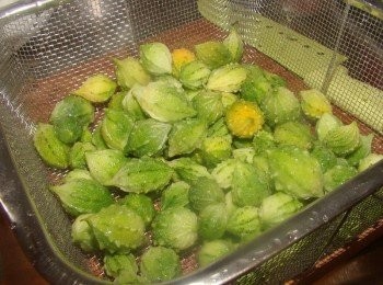 step1: 1.將野生山苦瓜洗淨ˊ去頭尾ˊ切半挖掉籽備用