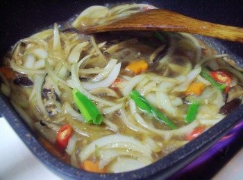 step6: 接著加入所有<span class="group_2">調味</span>ˊ和酌量的水煮滾ˊ 並用玉米粉水或太白粉水勾點薄芡ˊ 最後擺入辣椒及蔥綠略為拌勻即可。