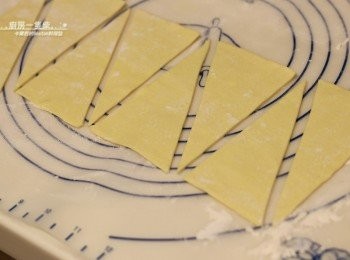 step5: 再從對角線將一個長方形切成兩個三角形。