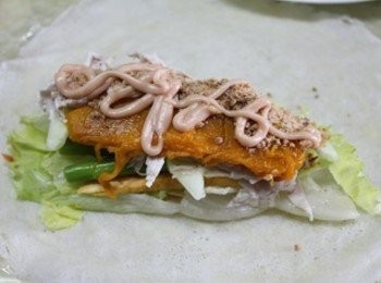 step2: 取春捲皮, 將所有材料鋪好, 灑上花生粉後, 擠少許的千島醬 ** 花生糖粉. 花生粉與糖粉比例為2:1 ** 千島醬配方. 美乃滋與番茄醬比例為2:1 ** 春捲皮可用越南米紙代替