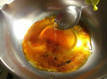 step3: 煮焦糖: 將糖倒入鍋中,以小火煮到熔化微焦,再加入10克的水拌勻離火