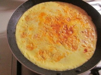 step4: 蓋鍋蓋以中小火約煮10分鐘至<span class="group_2">蛋汁</span>凝固即可關火上桌(可灑一些巴西里或黑胡椒提味)