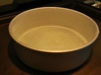 step1: 烤箱預熱375℉/190℃，6吋烤模中抹上奶油、撒上白砂糖（份量外）備用