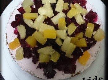 step3: 6.放一片蛋糕在底,抹上忌廉及平放Jelly糖&雜果。