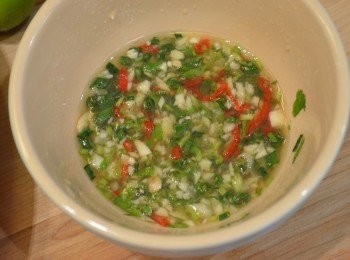 step2: 蒜瓣、紅辣椒和香菜剁碎，再加入所有調味料拌勻成醬汁，備用。（可先試味再調整適合自己的味道）