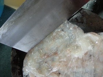 step4: 蝦肉用食物袋裝起,用菜刀邊拍成蝦漿