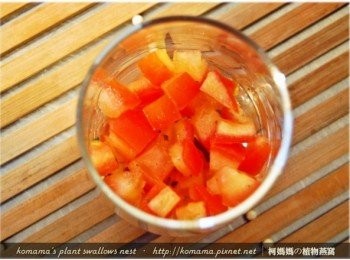 step4: 取一玻璃杯，將番切丁鋪放在杯子的最底層。