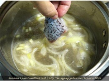 step5: 待鍋中的湯汁逐漸沸騰後，再依序放入已切成塊狀般的鱸魚。