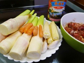 step1: 筊白筍、玉米筍洗淨切小塊，紅蘿蔔切小片，蒜頭切片，肉片以醬油、李錦記舊庄特級蠔油、糖、米酒、太白粉醃料備用。