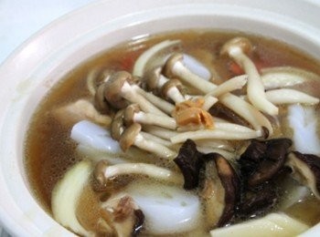 step3: 倒入高湯煮滾後放入紅蘿蔔塊、柳松菇、蒟蒻、香菇、嫩薑片、醬油、味噌，待雞肉熟後放入豌豆莢煮至熟即完成。