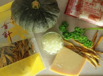 step1: 所有的材料們。這次選用的是台東農場中的埤南米和原色金針。 將埤南米略為清洗後瀝乾水份備用，原色金針泡水後瀝乾水份打個小結，薑黃粉加少許水調合，南瓜切大塊蒸熟取南瓜肉。