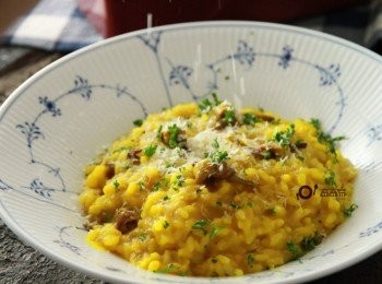 step4: 灑上巴西利碎與帕馬森起司，開動囉。