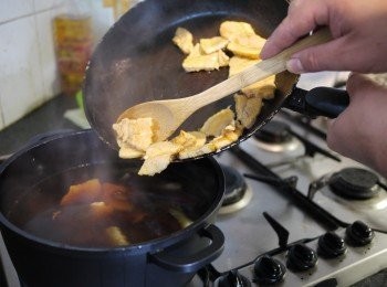 step4: 肉一炒熟即可入熱鍋內一起同煮。