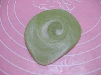 step12: 12.往下壓扁ˊ然後用桿麵棍桿成圓形狀ˊ(記得桿捲面當表皮喔ˊ原本的底面拿來包餡)