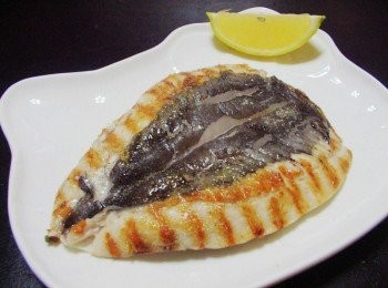 step6: 完全不油爆ˊ也不會煎破皮ˊ 看我還能邊煎邊拍照就知道囉~~ 分享這煎魚好方法ˊ 希望大家都能試試看哦~~