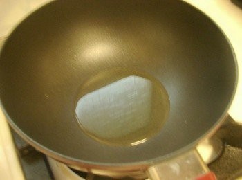 step11: 取一小鍋ˊ放入油1.5大匙ˊ香油1.5大匙ˊ燒熱至沸騰