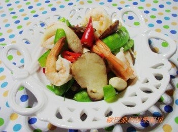 step7: 蔬菜可隨意搭配ˊ海鮮也任君選擇ˊ 因為所用食材都屬快熟ˊ所以真的就是快炒3分鐘ˊ 喜歡的再嘗試做做看~~