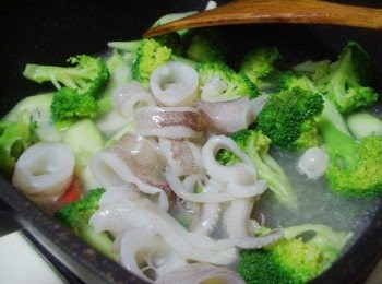 step4: 然後可鏟掉多於的水加入透抽拌炒ˊ也可直接加入透抽再<span class="group_2">調味</span>勾點薄欠ˊ 完成前再灑上少許香油即可。