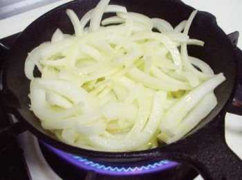 step7: 步驟7奶油溶化後ˊ加入洋蔥ˊ稍為拌炒均勻鋪平