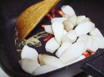 step3: 步驟3接著加入杏保鮑菇和辣椒炒出香氣