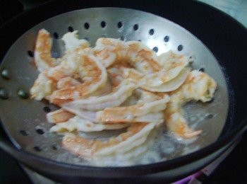 step3: 準備少許水ˊ加入1茶匙米酒ˊ將蝦子川燙好撈起