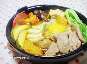 step8: 美味的壽喜鍋就完成囉~ 濃郁香醇的豐富口感ˊ值得細細品嚐的好味道ˊ 試試看哦。 <span class="group_1">材料</span>可隨喜好自行運用變化ˊ不用局限ˊ 豬肉ˊ牛肉ˊ魚......各式各樣蔬菜都OK的。