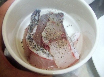 step2: 海鱸魚以酌量黑胡椒或海鹽抓勻醃漬