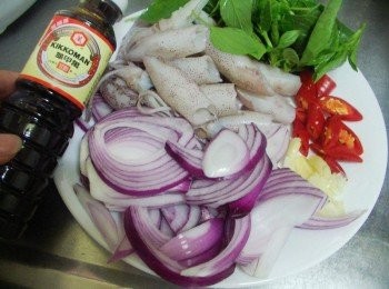 step1: 先準備好所需<span class="group_1">材料</span>ˊ小卷去除內臟眼睛ˊ蔬菜洗淨處理成適當大小備用