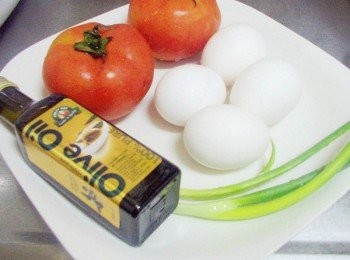 step1: 先準備好所需<span class="group_1">材料</span>ˊ蕃茄洗淨去蒂切成適當大小ˊ蔥切段備用