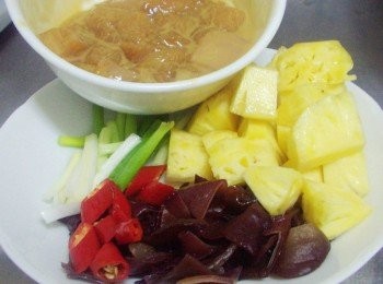 step1: 先準備好所需<span class="group_1">材料</span>ˊ雞肉切小一口大小用<span class="group_2">雞肉醃料</span>醃漬入味約30分鐘ˊ 其他搭配<span class="group_1">材料</span>洗淨切成適當大小備用