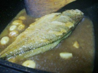 step3: 然後用中小火ˊ蓋上鍋蓋ˊ讓湯汁和黃魚慢慢悶燒入味 當湯汁收到所需程度時ˊ再灑上少許香油即可