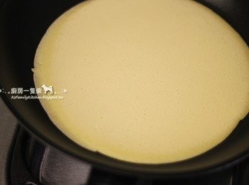 step8: 不沾平底鍋以小火燒熱，倒入一半麵糊， 蓋上鍋蓋，保持小火續煎。