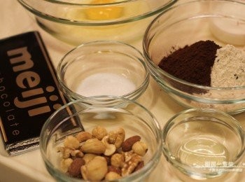 step5: [<span class="group_1">巧克力蛋糕</span> ]:所有材料秤好，綜合堅果裝入塑膠袋，以桿麵棍略敲碎。可可粉和鬆餅粉混合過篩。