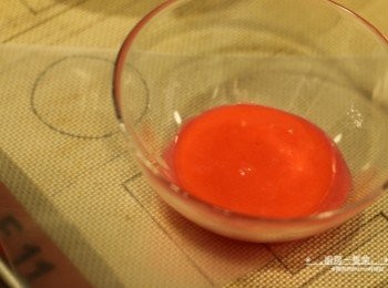 step7: <span class="group_3">原味薄餅-裝飾</span>取2大匙原味薄餅麵糊，以牙籤沾些許紅色食用色素調色。