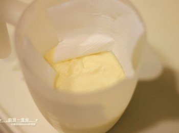 step6: 混合好的牛奶蛋液，以濾網過篩兩次後，倒入量杯中，輕輕蓋上一層廚房紙巾，備用。