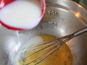 step2: 取另一個鍋, 將兩顆蛋攪散. 在慢慢的將牛奶糖液加入蛋液中, 完成布丁液