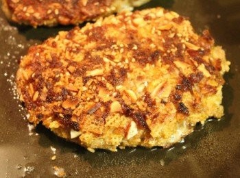 step3: 煎鍋放少許油, 用中火煎肉排, 至表面金黃即完成