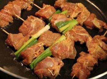 step2: 醃好的雞腿肉用竹籤串好後, 入煎鍋煎熟即可